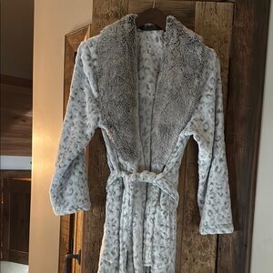 Cozy Gray Leopard Print Robe